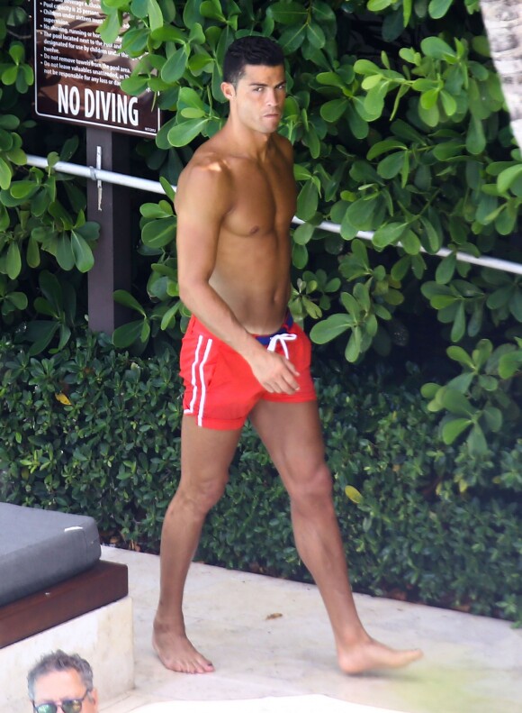 Cristiano Ronaldo se relaxe au bord de la piscine avec des amis à Miami, Floride, Etats-Unis, le 3 août 2016.  Football star Cristiano Ronaldo and some friends enjoy a day at their hotel pool in Miami, Florida on August 3, 2016. Missing from the poolside hangout was Cassandre Davis, who Cristiano was seen getting close to during the last couple of days.03/08/2016 - Miami