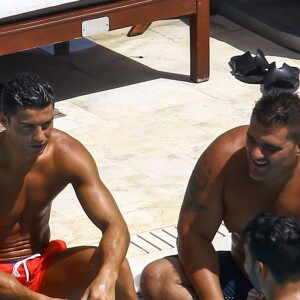 Cristiano Ronaldo se relaxe au bord de la piscine avec des amis à Miami, Floride, Etats-Unis, le 3 août 2016.  Football star Cristiano Ronaldo and some friends enjoy a day at their hotel pool in Miami, Florida on August 3, 2016. Missing from the poolside hangout was Cassandre Davis, who Cristiano was seen getting close to during the last couple of days.03/08/2016 - Miami
