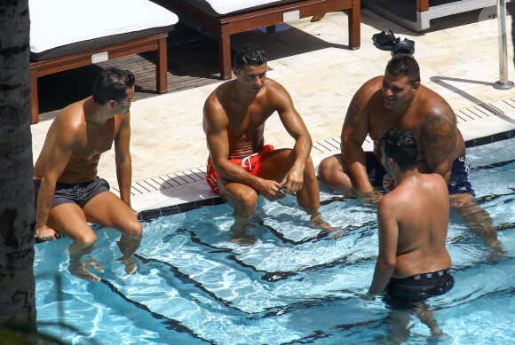 Cristiano Ronaldo se relaxe au bord de la piscine avec des amis à Miami, Floride, Etats-Unis, le 3 août 2016.  Football star Cristiano Ronaldo and some friends enjoy a day at their hotel pool in Miami, Florida on August 3, 2016. Missing from the poolside hangout was Cassandre Davis, who Cristiano was seen getting close to during the last couple of days.03/08/2016 - Miami