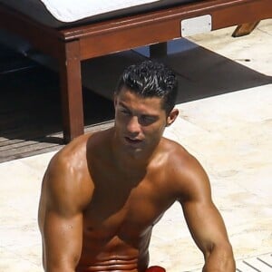 Cristiano Ronaldo se relaxe au bord de la piscine avec des amis à Miami, Floride, Etats-Unis, le 3 août 2016.  Football star Cristiano Ronaldo and some friends enjoy a day at their hotel pool in Miami, Florida on August 3, 2016. Missing from the poolside hangout was Cassandre Davis, who Cristiano was seen getting close to during the last couple of days.03/08/2016 - Miami