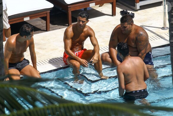 Cristiano Ronaldo se relaxe au bord de la piscine avec des amis à Miami, Floride, Etats-Unis, le 3 août 2016.  Football star Cristiano Ronaldo and some friends enjoy a day at their hotel pool in Miami, Florida on August 3, 2016. Missing from the poolside hangout was Cassandre Davis, who Cristiano was seen getting close to during the last couple of days.03/08/2016 - Miami