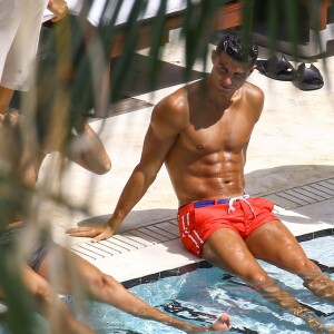 Cristiano Ronaldo se relaxe au bord de la piscine avec des amis à Miami, Floride, Etats-Unis, le 3 août 2016.  Football star Cristiano Ronaldo and some friends enjoy a day at their hotel pool in Miami, Florida on August 3, 2016. Missing from the poolside hangout was Cassandre Davis, who Cristiano was seen getting close to during the last couple of days.03/08/2016 - Miami
