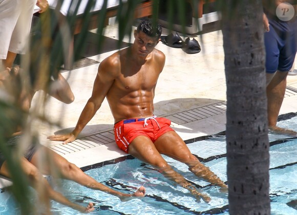 Cristiano Ronaldo se relaxe au bord de la piscine avec des amis à Miami, Floride, Etats-Unis, le 3 août 2016.  Football star Cristiano Ronaldo and some friends enjoy a day at their hotel pool in Miami, Florida on August 3, 2016. Missing from the poolside hangout was Cassandre Davis, who Cristiano was seen getting close to during the last couple of days.03/08/2016 - Miami