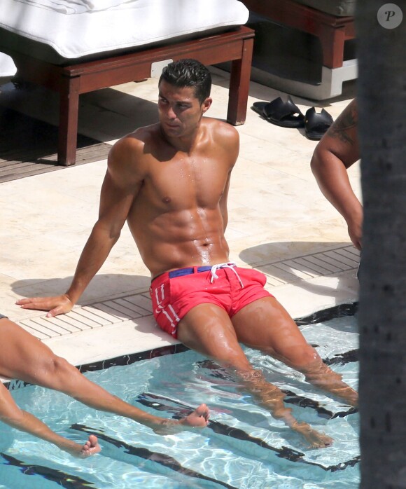 Cristiano Ronaldo se relaxe au bord de la piscine avec des amis à Miami, Floride, Etats-Unis, le 3 août 2016.  Football star Cristiano Ronaldo and some friends enjoy a day at their hotel pool in Miami, Florida on August 3, 2016. Missing from the poolside hangout was Cassandre Davis, who Cristiano was seen getting close to during the last couple of days.03/08/2016 - Miami