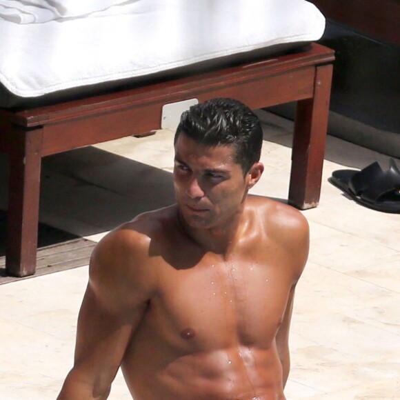 Cristiano Ronaldo se relaxe au bord de la piscine avec des amis à Miami, Floride, Etats-Unis, le 3 août 2016.  Football star Cristiano Ronaldo and some friends enjoy a day at their hotel pool in Miami, Florida on August 3, 2016. Missing from the poolside hangout was Cassandre Davis, who Cristiano was seen getting close to during the last couple of days.03/08/2016 - Miami