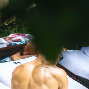 Le joueur de football Cristiano Ronaldo se relaxe avec sa nouvelle compagne Cassandre Davis, une mannequin, au bord d'une piscine à Miami. Le champion d'Europe et star du Real Madrid a été aperçu à plusieurs occasions avec cette charmante jeune femme. Cristiano a du vernis noir à ses pieds à Miami, Floride, Etats-Unis le 1er Août 2016.  Football star Cristiano Ronaldo and some friends are seen relaxing poolside in Miami, Florida on August 1, 2016. Cristiano was relaxing next to a mystery blonde before heading inside. As he walked past the pool he showed off his toenails that were painted with black nail polish.01/08/2016 - Miami