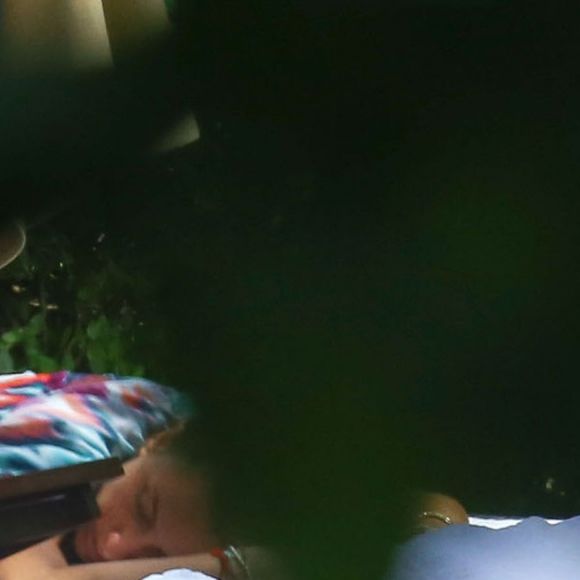 Le joueur de football Cristiano Ronaldo se relaxe avec sa nouvelle compagne Cassandre Davis, une mannequin, au bord d'une piscine à Miami. Le champion d'Europe et star du Real Madrid a été aperçu à plusieurs occasions avec cette charmante jeune femme. Cristiano a du vernis noir à ses pieds à Miami, Floride, Etats-Unis le 1er Août 2016.  Football star Cristiano Ronaldo and some friends are seen relaxing poolside in Miami, Florida on August 1, 2016. Cristiano was relaxing next to a mystery blonde before heading inside. As he walked past the pool he showed off his toenails that were painted with black nail polish.01/08/2016 - Miami