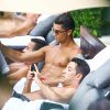 Exclusif - Le joueur de football Cristiano Ronaldo se relaxe autour de la piscine avec des amis à Miami, Floride, Etats-Unis, le 31 Juillet 2016. Il est un peu angoissé, il se mange les ongles avant de manger une salade.  Exclusive - For Germany Call For Price - Soccer star Cristiano Ronaldo takes a chill day to lay out by the pool in Miami, Florida, USA on July 31, 2016. He anxiously chewed on his finger nails before eating a full salad. His friends appeared to be chatting with him while they tired looking star relaxed.31/07/2016 - Miami
