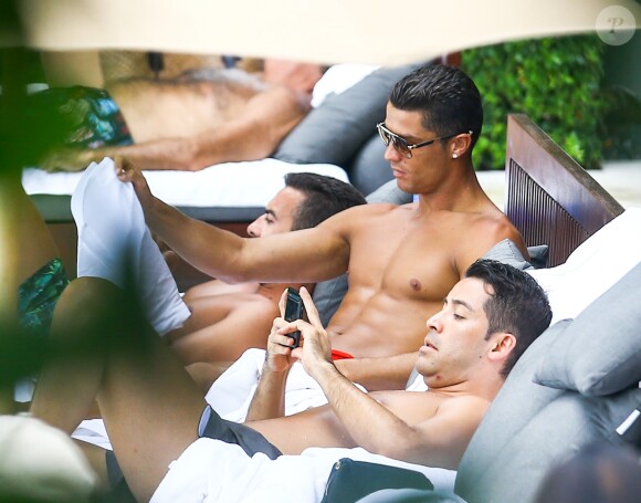 Exclusif - Le joueur de football Cristiano Ronaldo se relaxe autour de la piscine avec des amis à Miami, Floride, Etats-Unis, le 31 Juillet 2016. Il est un peu angoissé, il se mange les ongles avant de manger une salade.  Exclusive - For Germany Call For Price - Soccer star Cristiano Ronaldo takes a chill day to lay out by the pool in Miami, Florida, USA on July 31, 2016. He anxiously chewed on his finger nails before eating a full salad. His friends appeared to be chatting with him while they tired looking star relaxed.31/07/2016 - Miami