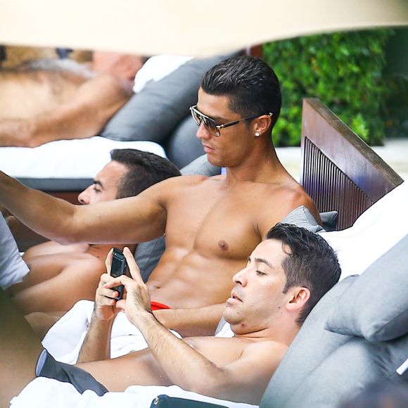 Exclusif - Le joueur de football Cristiano Ronaldo se relaxe autour de la piscine avec des amis à Miami, Floride, Etats-Unis, le 31 Juillet 2016. Il est un peu angoissé, il se mange les ongles avant de manger une salade.  Exclusive - For Germany Call For Price - Soccer star Cristiano Ronaldo takes a chill day to lay out by the pool in Miami, Florida, USA on July 31, 2016. He anxiously chewed on his finger nails before eating a full salad. His friends appeared to be chatting with him while they tired looking star relaxed.31/07/2016 - Miami