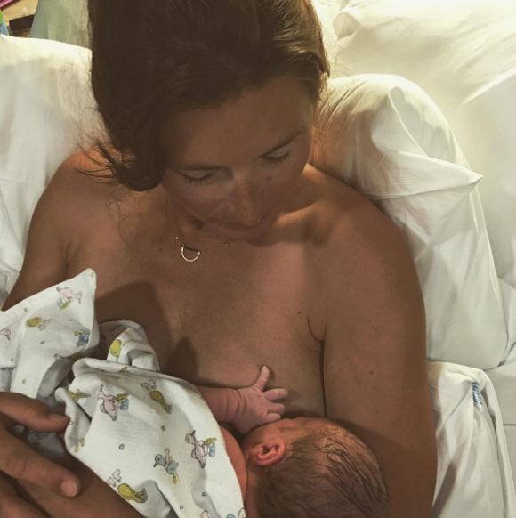 Jools Oliver présente son cinquième enfant. Photo publiée sur Instagram, le 8 août 2016
