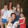 Jamie Oliver et sa femme Jools ont présenté leur 5e enfant, un garçon dont le prénom n'a pas encore été décidé, en sortant de l'hôpital Portland à Londres, le 8 août 2016 en présence de leurs enfants Poppy Honey (14 ans), Daisy Boo (12 ans), Petal Blossom (6 ans) et Buddy Bear (5 ans).
