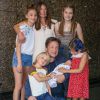 Jamie Oliver et sa femme Jools ont présenté leur 5e enfant, un garçon dont le prénom n'a pas encore été décidé, en sortant de l'hôpital Portland à Londres, le 8 août 2016 en présence de leurs enfants Poppy Honey (14 ans), Daisy Boo (12 ans), Petal Blossom (6 ans) et Buddy Bear (5 ans).