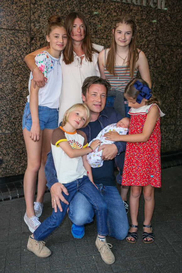 Jamie Oliver et sa femme Jools ont présenté leur 5e enfant, un garçon dont le prénom n'a pas encore été décidé, en sortant de l'hôpital Portland à Londres, le 8 août 2016 en présence de leurs enfants Poppy Honey (14 ans), Daisy Boo (12 ans), Petal Blossom (6 ans) et Buddy Bear (5 ans).