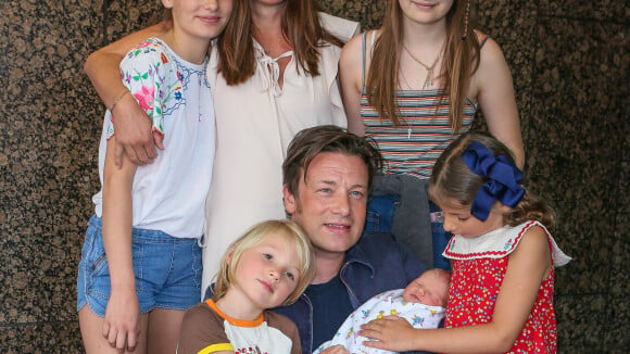 Jamie Oliver papa pour la 5e fois : Il présente son fils... dépourvu de prénom !
