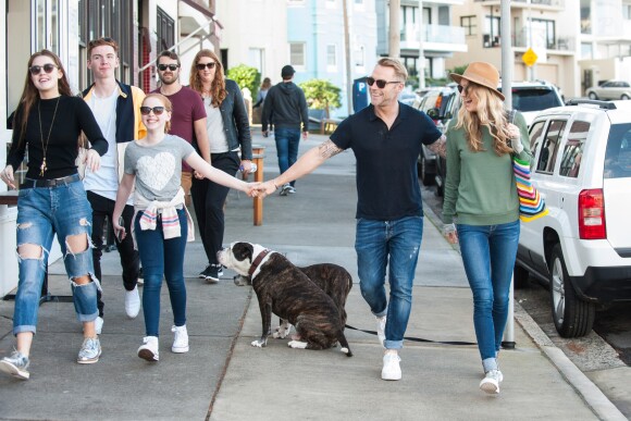 Exclusif- Ronan Keating, ses enfants Missy, Ali et Jack et sa femme Storm se promènent à la plage de Bondi an Australie le 10 juillet 2016.