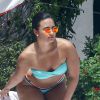 Demi Lovato profite d'une belle journée ensoleillée avec des amis au bord d'une piscine à Miami, le 30 juin 2016
