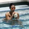Demi Lovato profite d'une belle journée ensoleillée avec des amis au bord d'une piscine à Miami, le 30 juin 2016