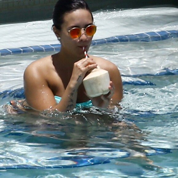 Demi Lovato profite d'une belle journée ensoleillée avec des amis au bord d'une piscine à Miami, le 30 juin 2016