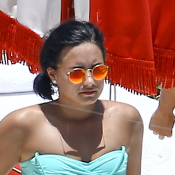 Demi Lovato profite d'une belle journée ensoleillée avec des amis au bord d'une piscine à Miami, le 30 juin 2016