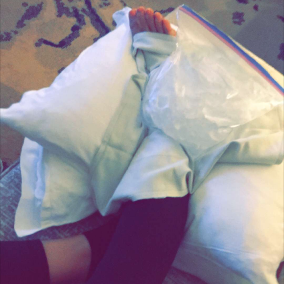 Demi Lovato dévoilant sa cheville foulée sur Snapchat le 7 août 2016
