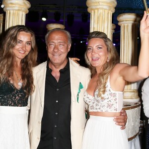 Fawaz Gruosi entouré de ses filles Violetta et Allegra lors de la soirée d'anniversaire "Fawaz's Folies" pour les 64 ans de Fawaz Gruosi (de Grisogono) à la Cala di Volpe à Porto-Cervo, Sardaigne, Italie, le 8 août 2016. © Agence/Bestimage