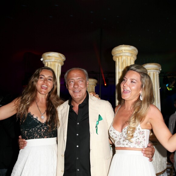 Fawaz Gruosi entouré de ses filles Violetta et Allegra lors de la soirée d'anniversaire "Fawaz's Folies" pour les 64 ans de Fawaz Gruosi (de Grisogono) à la Cala di Volpe à Porto-Cervo, Sardaigne, Italie, le 8 août 2016. © Agence/Bestimage