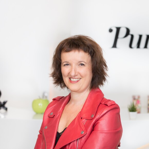 Exclusif - Rendez-vous avec l'humoriste Anne Roumanoff dans les locaux de Webedia pour une interview pour Purepeople.com, le 3 août 2016