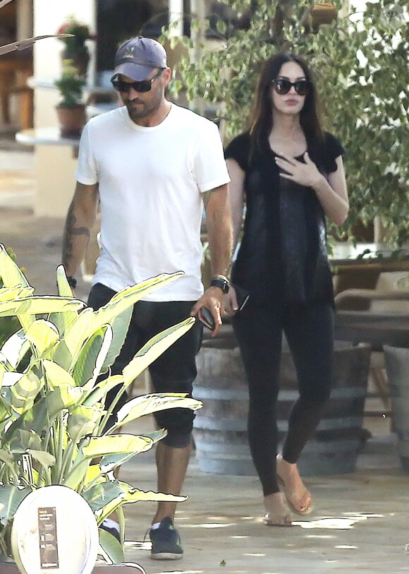 Exclusif - Megan Fox enceinte et son mari Brian Austin Green à la sortie du restaurant Geoffrey à Malibu, Californie, Etats-Unis, le 5 juillet 2016.