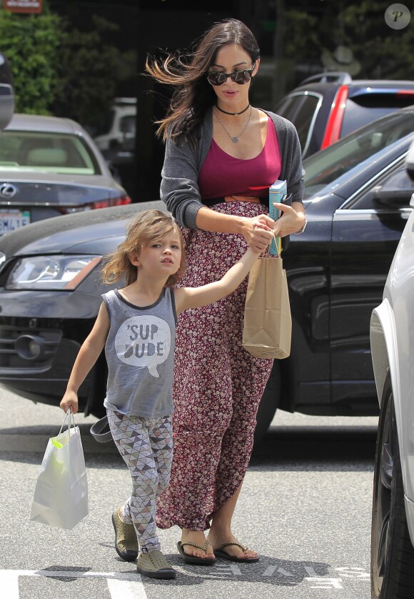Exclusif - Megan Fox enceinte fait du shopping avec son fils Noah à Brentwood le 15 juin 2016.