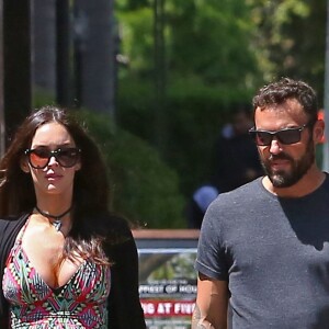 Exclusif - Megan Fox, enceinte de son troisième enfant, se promène avec Brian Austin Green le 12 avril 2016 à Santa Monica.