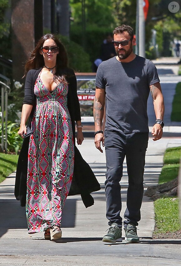 Exclusif - Megan Fox, enceinte de son troisième enfant, se promène avec Brian Austin Green le 12 avril 2016 à Santa Monica.