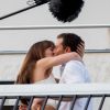 Dakota Johnson et Jamie Dornan sur le balcon d'un immeuble dans le 16ème arrondissement pour le tournage "50 nuances plus sombres", ils s'embrassent à Paris le 19 juillet 2016.