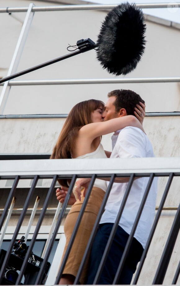 Dakota Johnson et Jamie Dornan sur le balcon d'un immeuble dans le 16ème arrondissement pour le tournage "50 nuances plus sombres", ils s'embrassent à Paris le 19 juillet 2016.