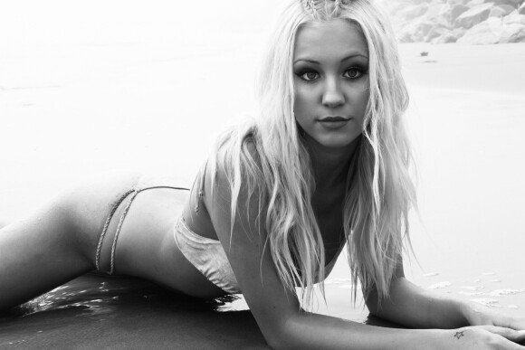 Exclusif - Ava Sambora (fille de Heather Locklear et Richie Sambora) pose pour la marque de maillots Baes and Bikinis. Malibu, le 13 juin 2016.