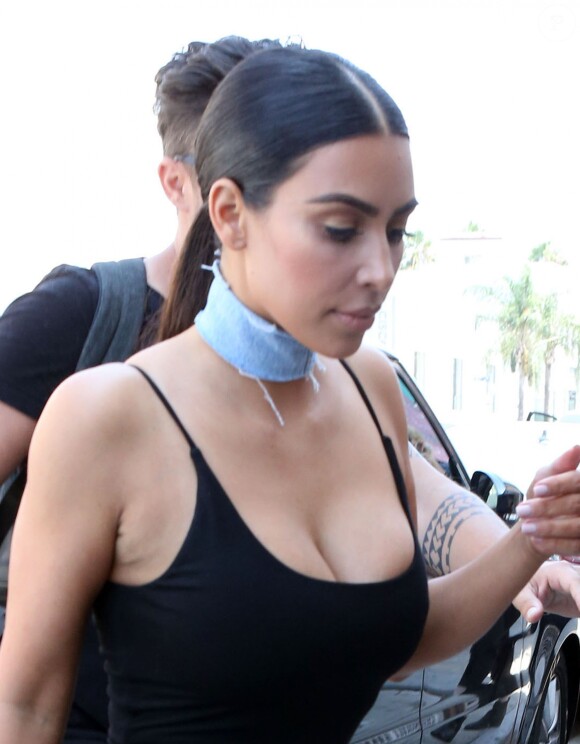 Kim Kardashian fait du shopping chez Revolve Clothing Store à West Hollywood. Kim porte un collier en jean bleu! Le 10 août 2016