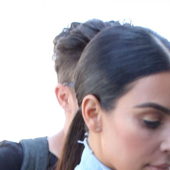 Kim Kardashian fait du shopping chez Revolve Clothing Store à West Hollywood. Kim porte un collier en jean bleu! Le 10 août 2016