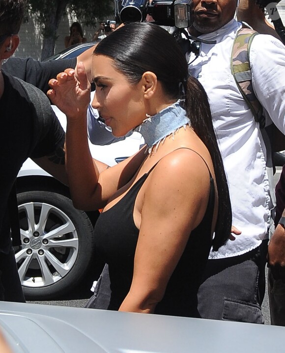 Kim Kardashian fait du shopping chez Revolve Clothing Store à West Hollywood. Kim porte un collier en jean bleu! Le 10 août 2016