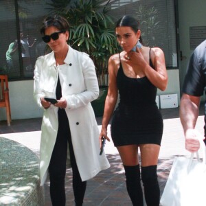 Kim Kardashian et sa mère Kris Jenner à la sortie d'un centre médical à Beverly Hills, le 10 août 2016