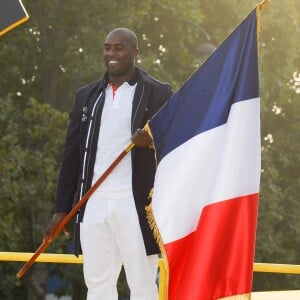 Teddy Riner à l'arrivée du Tour de France 2016 sur les Champs-Elysées à Paris le 24 juillet 2016.