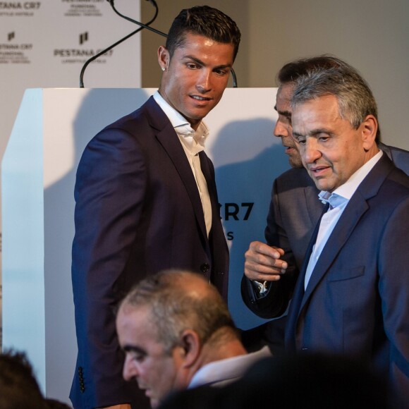 Cristiano Ronaldo lors de l'inauguration à Funchal, à Madère, du Pestana CR7 Hôtel, le 22 juillet 2016, en présence de sa famille et du président du gouvernement local, Miguel Albuquerque. © Look Press Agency/ABACAPRESS.COM