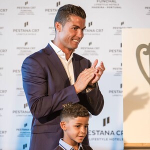Cristiano Ronaldo avec son fils Cristiano Jr. lors de l'inauguration à Funchal, à Madère, du Pestana CR7 Hôtel, le 22 juillet 2016, en présence de sa famille et du président du gouvernement local, Miguel Albuquerque. © Look Press Agency/ABACAPRESS.COM