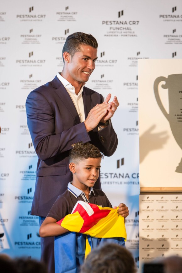 Cristiano Ronaldo avec son fils Cristiano Jr. lors de l'inauguration à Funchal, à Madère, du Pestana CR7 Hôtel, le 22 juillet 2016, en présence de sa famille et du président du gouvernement local, Miguel Albuquerque. © Look Press Agency/ABACAPRESS.COM