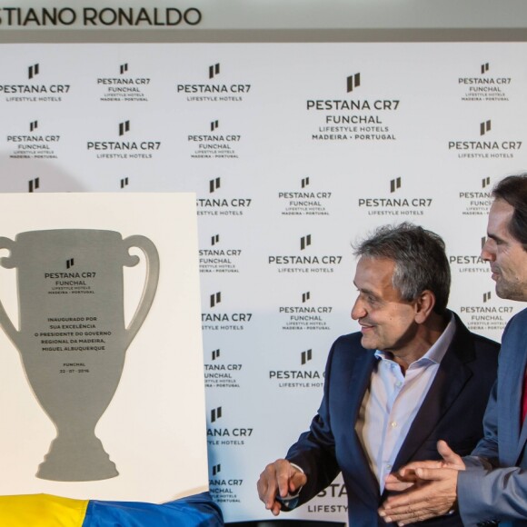 Cristiano Ronaldo lors de l'inauguration à Funchal, à Madère, du Pestana CR7 Hôtel, le 22 juillet 2016, en présence de sa famille et du président du gouvernement local, Miguel Albuquerque. © Look Press Agency/ABACAPRESS.COM