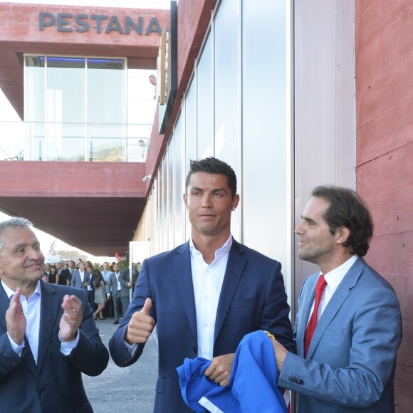 Cristiano Ronaldo lors de l'inauguration à Funchal, à Madère, du Pestana CR7 Hôtel, le 22 juillet 2016, en présence de sa famille et du président du gouvernement local, Miguel Albuquerque. © Look Press Agency/ABACAPRESS.COM