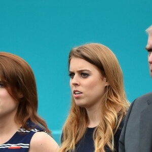 Les princesses Eugenie et Beatrice d'York avec leur père le prince Andrew le 12 juin 2016 lors du pique-nique pour les 90 ans de la reine Elizabeth II, devant Buckingham Palace, à Londres.