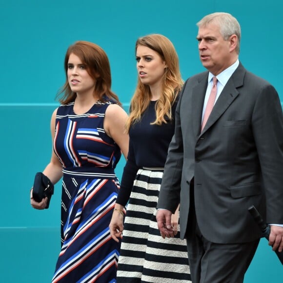 Les princesses Eugenie et Beatrice d'York avec leur père le prince Andrew le 12 juin 2016 lors du pique-nique pour les 90 ans de la reine Elizabeth II, devant Buckingham Palace, à Londres.