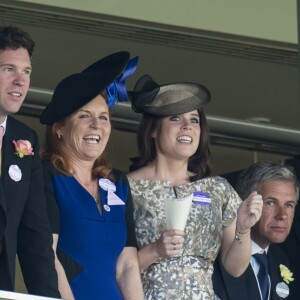 Jack Brooksbank et la princesse Eugenie d'York avec la duchesse Sarah Ferguson au Royal Ascot, le 19 juin 2015.