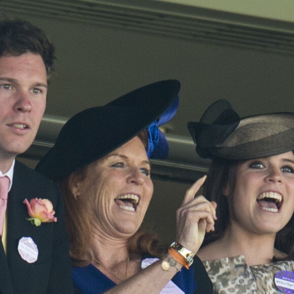 Jack Brooksbank et la princesse Eugenie d'York avec la duchesse Sarah Ferguson au Royal Ascot, le 19 juin 2015.