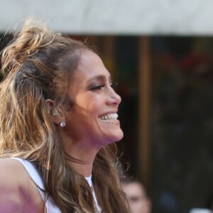 Jolie performance de Manuel Miranda et Jennifer Lopez devant les spectateurs de NBC's 'Today' au Rockefeller Plaza à New York, le 11 juillet 2016